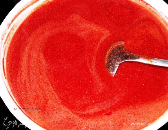 Постоянно помешивая  доводим до кипения. Снимаем с огня. Добавляем оставшуюся часть сахара, перемешиваем, доводим до кипения, уменьшаем огонь и увариваем 3 минутки. Не забываем постоянно мешать пюре.