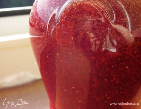 Разливаем джем в сухие банки, закрываем крышкой и переворачиваем банки. Оставляем в перевернутом состоянии до легкого остывания.

Ароматный клубничный джем готов!