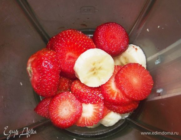 Нарезаем банан и клубнику в чашу блендера. Бокалы для коктейля отправляем в морозильную камеру.