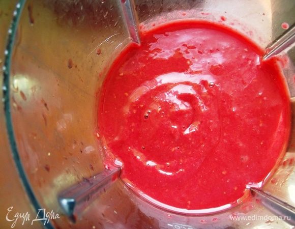 Добавляем сахар, ванильный сахар и взбиваем на максимальной скорости до воздушного пюреобразного состояния 3-5 минут.