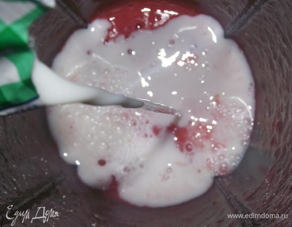 Затем тоненькой струйкой вливаем молоко и продолжаем взбивать около 3-х минут до образования густой пены.