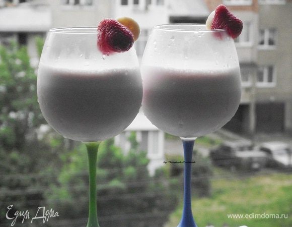 Разливаем коктейль в охлажденные бокалы и немедленно утоляем жажду :)