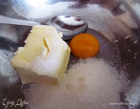 Размягченное сливочное масло, желток, сахар, соль, ванильный экстакт, крахмал и муку соединяем. Замешиваем мягкое тесто.