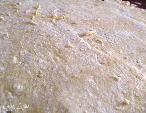 Оно немного будет липнуть к рукам, но муки больше НЕ добавляйте, иначе печенье выйдет жестким.  Тесто ставим в холодильник на час-полтора. 