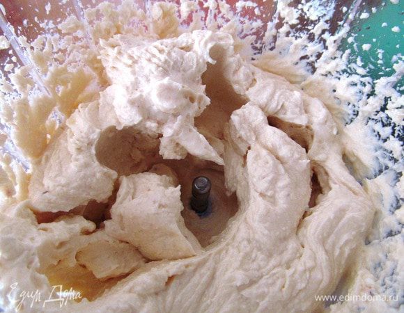 Для творожной начинки творог, сахарную пудру, несколько капель ванильного экстракта, молоко смешиваем в блендере. 