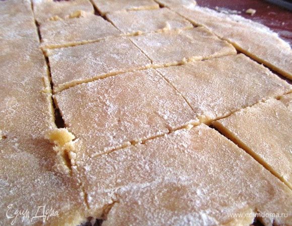 Духовку разогреваем до 180 градусов. Присыпаем рабочую поверхность мукой, раскатываем тесто толщиной 5 мм. Режем на ровные прямоугольники. Выпекаем 7-10 минут до готовности. Даем время остыть. 
