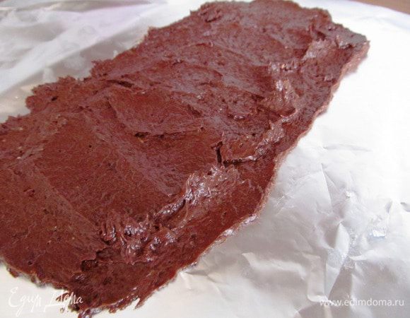 Теперь самое интересное, сборка печенья. Берем лист фольги, на нее выкладываем шоколадный крем. Размазываем прямоугольник так, чтобы в ряд помещалось 3 шт. печенья.