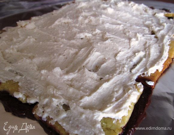 Теперь сверху выкладываем печенье. Поверх выпечки – сырный крем.  