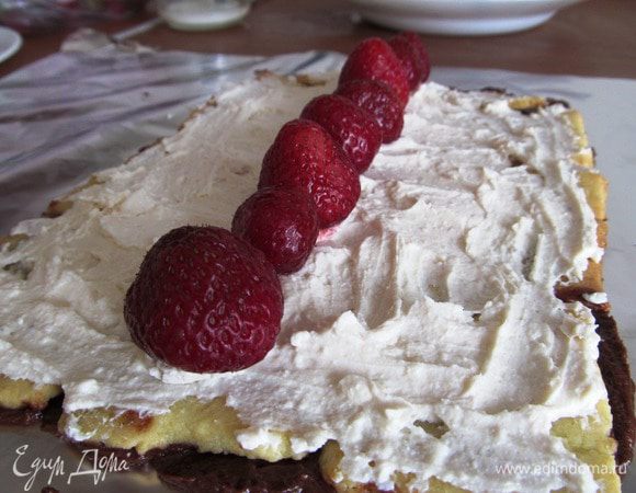 Посередине выкладываем клубнику. Много клубники)))