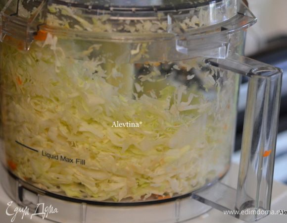 Нашинковать капусту в ручную или в кухонном процессоре.