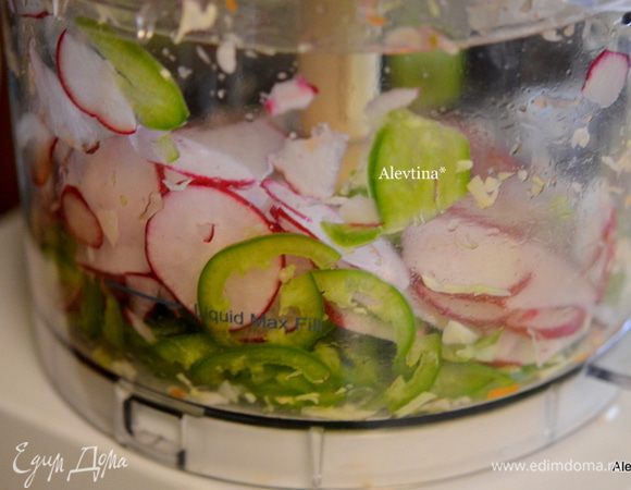 Затем тонко порезать редис, халапеньо, очищенный от семян.