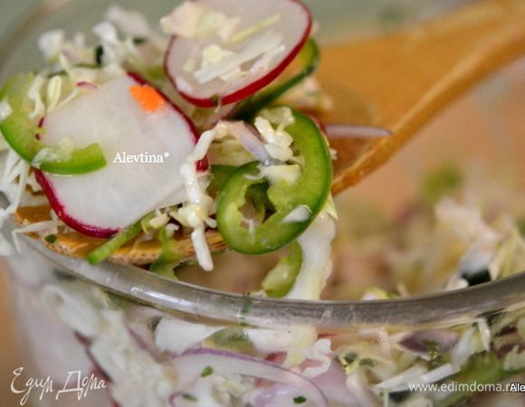 Овощи перемешать в большой емкости, добавить оливковое масло с лаймом и солью.
Перемешать. Добавить кинзу. Дать постоять 30 мин.