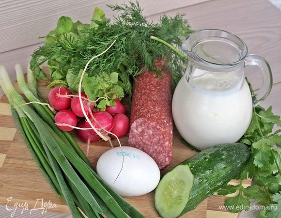 Ставим вариться яйцо. Картофель я отвариваю заранее. Зелень и редис промываем.