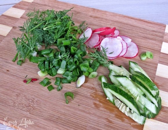 Нарезаем кружочками редис, огурец-соломкой. Измельчаем зелень.