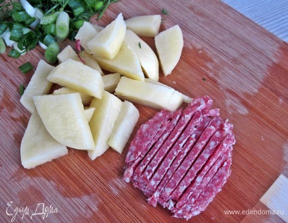 Салями и картофель нарезаем соломкой. Охлаждаем сварившееся яйцо.