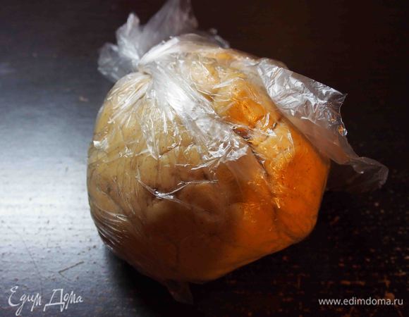 В полученную смесь просеять муку, добавить соду, разрыхлитель, корицу и имбирь. Всё перемешать, пока сухие ингредиенты не соединятся с масляным кремом. Руками собрать, вымешивая тесто в шар, переложить на слегка присыпанную мукой доску и месить до получения однородного теста (несколько минут). Сформировать шар, убрать в холодильник на 2-3 часа. 