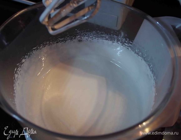 Выпекать 10-15 минут при температуре 180°С. Пока пряничные человечки остывают, взбить в крутую глазурь яичный белок и сахарную пудру. 