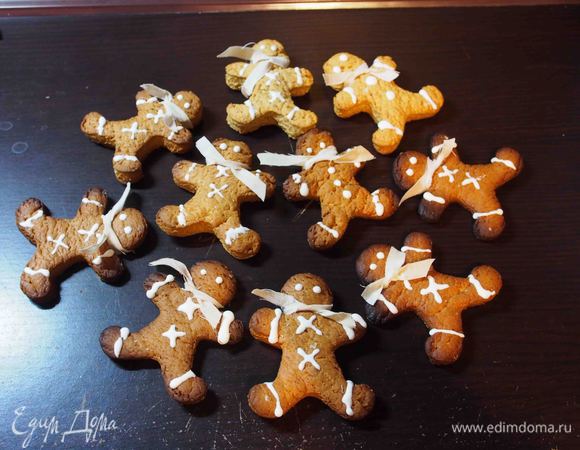 Заправить глазурью кондитерскую ручку (если у кого-то её не, но очень хочется украсить прянички, можно использовать маленькие пакетики, налив в них глазурь и сделав маленький надрез на уголке), нарисовать глаза, пуговки и манжеты на рукава и на ноги. Из любой ткани, которая найдётся дома, можно нарезать тоненьких шарфиков и повязать человечкам на шею.