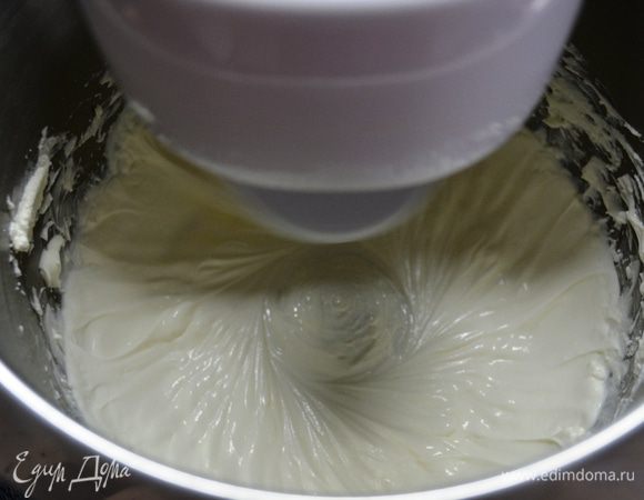 Сметану взбить миксером.
