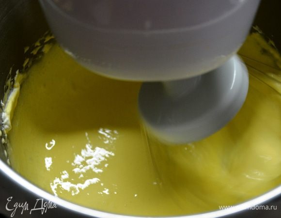 Добавить яйца, еще раз хорошо  взбить.