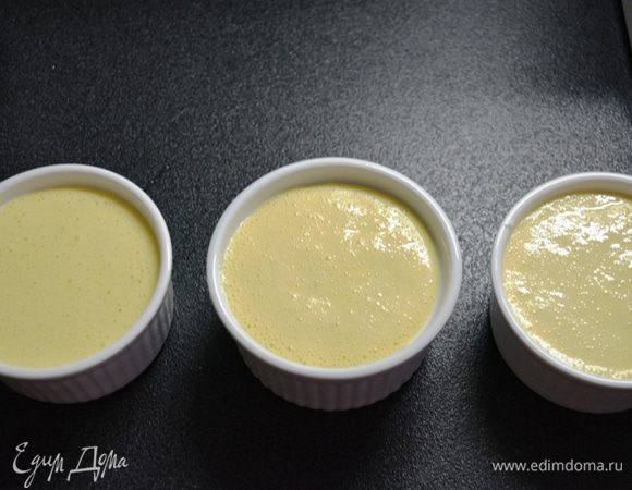 В сметанно-яичную смесь добавляем муку, сахар и ванильный сахар. Хорошо размешиваем. 

Разливаем тесто (будет жидкое - не боимся :) все по плану!) в порционные формочки и отправляем в разогретую до 180С духовку на 30 мин.