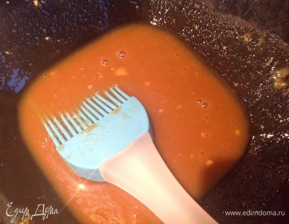 Сделайте глазурь: смешайте мед, горчицу и пиво.