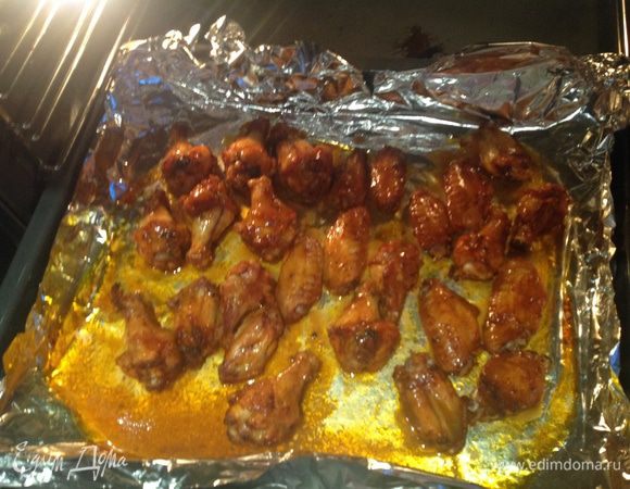 Смажьте крылышки глазурью и запекайте еще 10-15 минут.