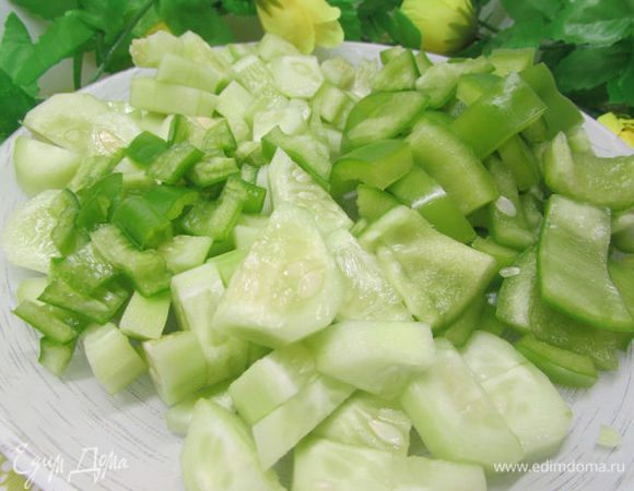 Овощи вымойте и хорошо обсушите. С огурцов снимите кожицу, перец очистите от семян. Все режем произвольно. Горький перец желательно взять зеленый.