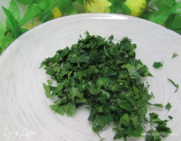 Зелень промойте несколько раз в холодной воде и обсушите, затем мелко нарежьте.