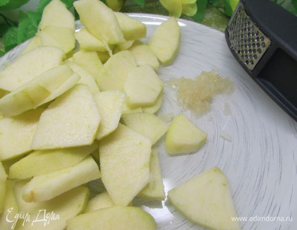 Яблоко почистите от кожуры и сердцевины, нарежьте пластинками. Чеснок выдавите через пресс.