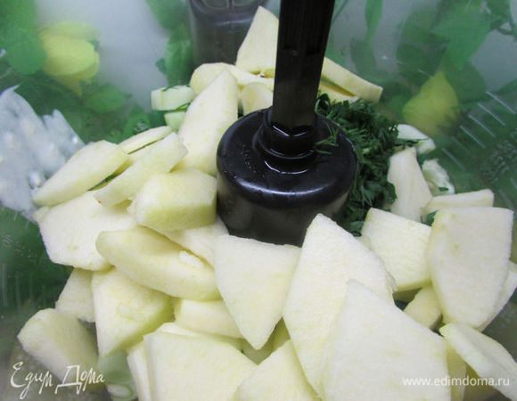 Яблоки, зелень, огурцы, перцы положите в чашу блендера и разотрите в пюре.