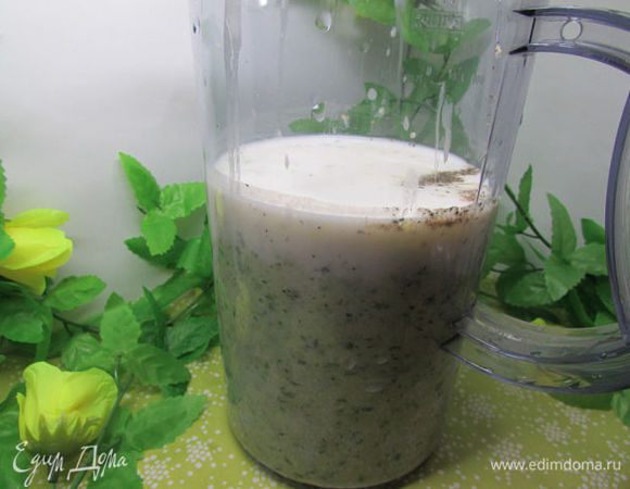 Соедините овощное пюре с набухшим геркулесом. Взбейте все вместе до однородности. Затем попробуйте на соль-перец, добавьте оставшийся кефир и взбейте еще раз.