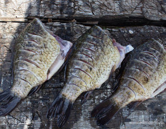 Сделать поперечные насечки, не прорезая до конца. Это позволит нам избавится от мелких костей.