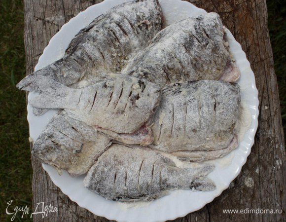 Смешать муку, соль и перец. Обвалять в этой смеси рыбу снаружи и слегка посыпать изнутри. Оставить на 5 минут.