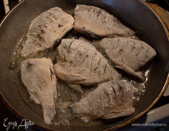 Жарить лучше в сковороде с толстым дном. Налить масло и хорошо его разогреть. Не допускать появления дыма. 