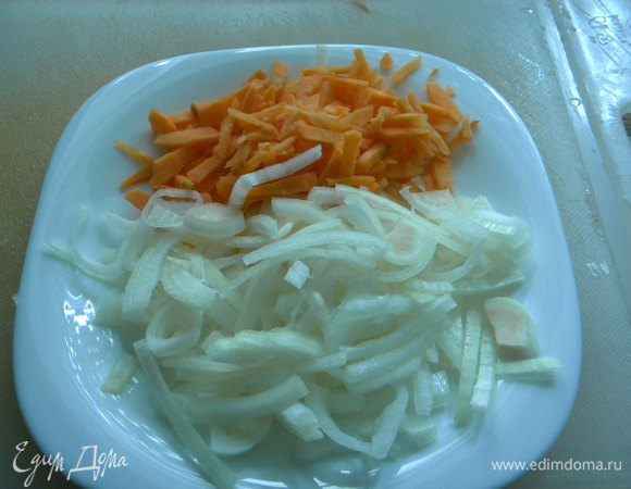 Чистим и режем морковь и лук.