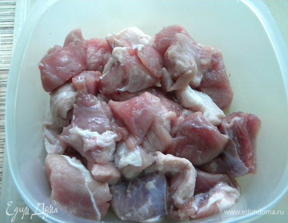 Нарезаем мясо.