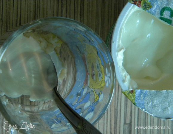 Смешиваем сметану с чесноком,перчиком,солью.