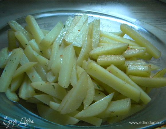 Поджареную картошку кладем в форму,и поджариваем мясо.