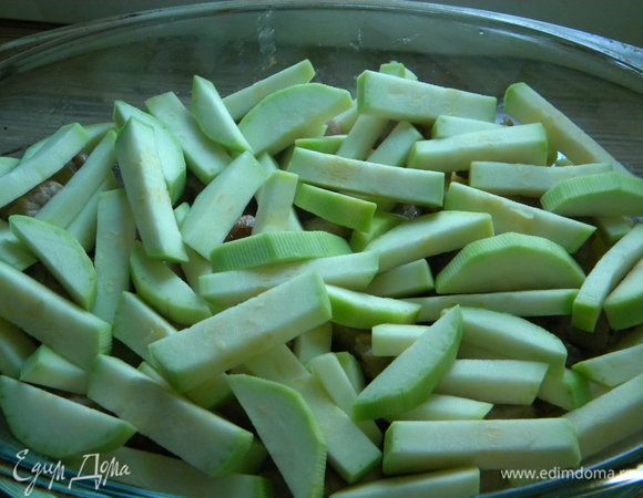 Сверху мяса кабачок свежий.