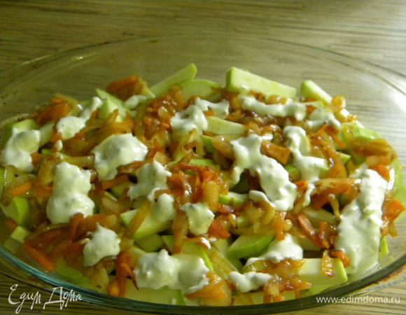 Поджариваем морковь и лук и вылажеваем сверху кабачка,потом заливаем сметаной.