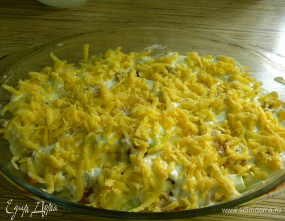 Посыпаем тв. сыром и в духовку на 200 гр. на 50-60 мин.