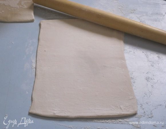 Каждый пласт слоеного дрожжевого теста, а у меня их было 2, разморозить. Раскатать в одну сторону до длины 30 см.