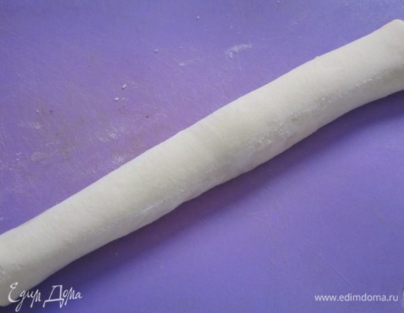 Свернуть по длинной стороне в рулет.