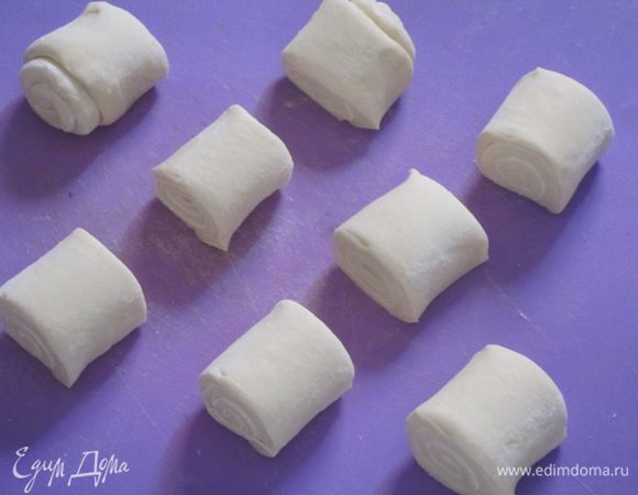 Каждый рулет разрезать на 8 частей.