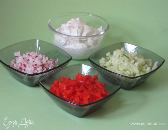 Сливочный творожный крем взбить со сметаной и мелко нарезанным укропом. Посолить, поперчить, добавить тертый чеснок.