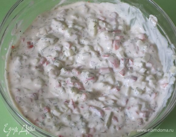 Овощи смешать со сливочной заправкой.