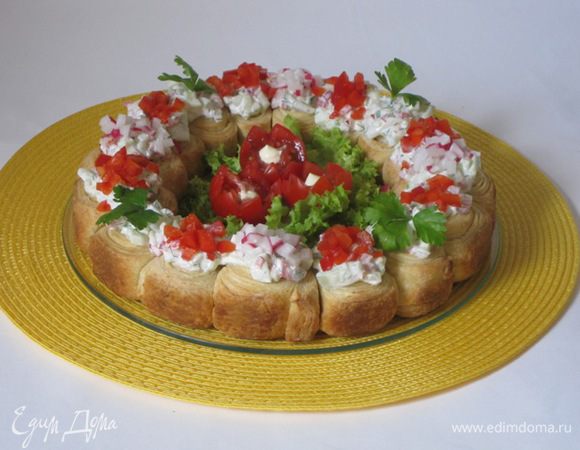 Разложить получившийся салат на испеченный венок, дать постоять минут 15 и подавать на стол.