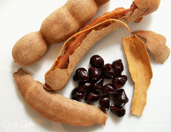 Разогреть оливковое или подсолнечное масло в сковороде. Положить в него мелко нарубленный чеснок, лук, имбирь и чили перец (кладите по вашему вкусу я люблю поострее). Обжарить минуты 3-4, чтоб пошел запах 
