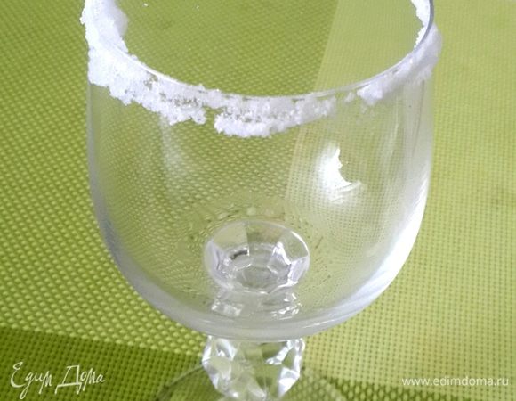 Делаем из соли ободок. Это нужно с блюдо налить воды и опустить край бокала в воду а потом сразу в соль.